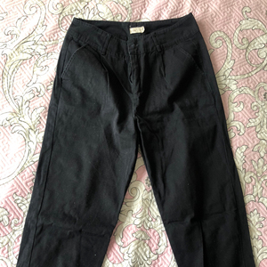 韩版休闲显瘦黑色牛仔裤，料子适合春秋季节穿，偏远地区不包邮，