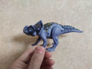 美泰侏罗纪世界恐龙系列二代紫色原角龙玩具可动模型,如图所示