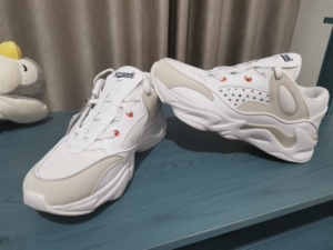 安踏旗下品牌斯潘迪男鞋高颜值老爹鞋