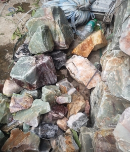 河南密玉原石,可代加工镯子,根据块头定价,成色稀有,卖一块少