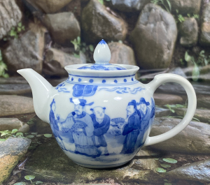 人民瓷厂寒窑款精工手绘青花人物加官晋爵茶壶,釉色油润细腻,品