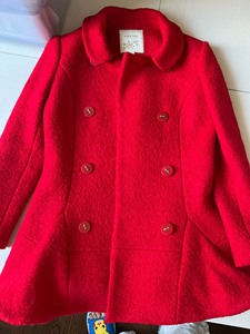 修身呢子大衣，穿过两次，红色不俗气，修身带小裙摆！