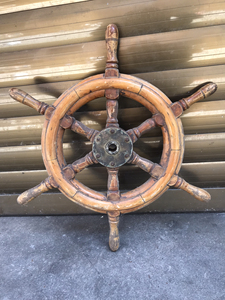 旧船方向盘