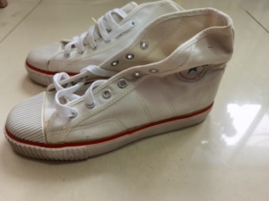 回力565帆布鞋,库存全新,白布有发黄的地方.39码,适合4