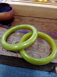 纯天然岫玉手镯,黄金玉果绿色,一宽一窄两个,56口径.两个都