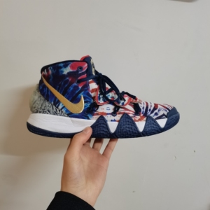 nike欧文s2蓝白红扎染  保证正品 得物购入 原盒还在