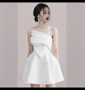 白色吊带小礼服 伴娘服 宴会服 简洁高级感设计,不规则剪裁的