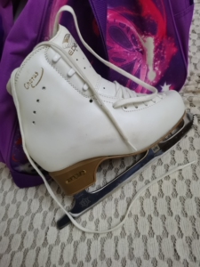 edea四星冰鞋几乎全新,送包.接近4000入,现3000出