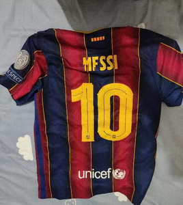 梅西的正版球衣在哪里能买_巴塞罗那梅西球衣正版官网_阿根廷 球迷 烧 梅西 球衣