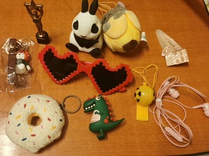 一堆儿童玩具。耳机 眼镜，小甜甜圈 三寸日系香蕉猫 熊猫玩具