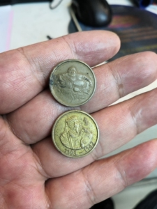 纪念币两枚 杭州1997年岳王庙英雄岳飞纪念币和灵隐飞来峰石