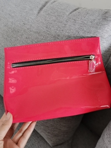 红色漆皮手包,购于专柜,绝对正品,背后有少许印迹,可狂奔滴猪儿虫