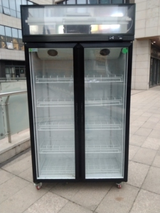 加承冰柜,双门饮料柜,风冷无霜!成色如图!想要的联系我!