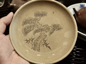 王翔徒弟:陈煜,干泡盘,未来紫砂刻绘之星.值得关注和拥有.喜