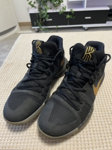 欧文3自己id的黑金配色,43码,实战次数不多,鞋底磨损很少