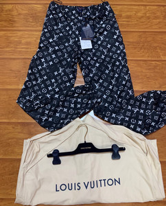 lv满logo裤子