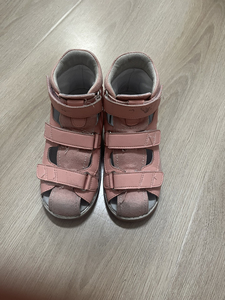 太子豹的矫正鞋，买的时候四百多，31码，转给可以穿的宝宝让她