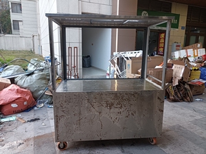 卤菜车摆摊在沙坪坝小龙坎送三个充电生鲜灯