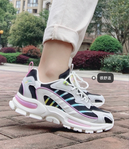 安踏千禧冰河女鞋,颜色搭配活泼旁边增加了小线条是蓝黄渐变的