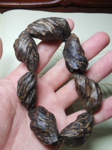 沉香印尼达拉干出品,高品质的沉香种类虫漏随型手串,看看它的油
