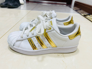 阿迪达斯贝壳鞋,金色,36码,贝壳头有磕碰,其余还比较新,穿