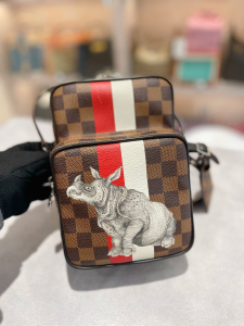 lv 动物园限量款棕色棋盘格犀牛斜挎相机包 尺寸:15*21