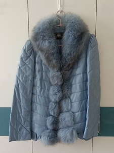 蓝色狐狸毛领夹羽绒皮衣，原价1300，170码，500元+运