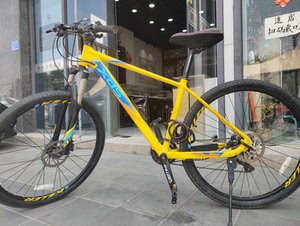 喜德盛刀客800,配置喜玛诺20速油刹,线控锁死前叉,原装快