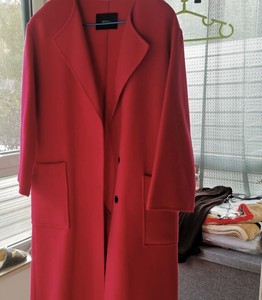 MOCO红色大衣 过年的时候穿过几天 没有洗过 几乎没有穿着