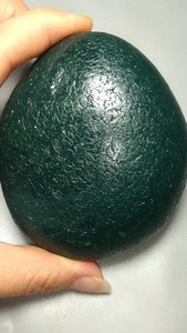 玉化绿油泥石原石,质地好,胶质感好,把玩雕刻料,产自长江流域