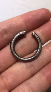 老银戒指明代老银戒指收藏,品相如图,明代双龙头银戒指,男士款