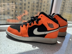 aj 乔丹 黑橙翻毛皮小扣碎 女士中帮37.