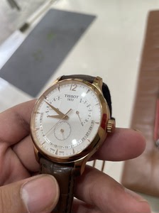 天梭俊雅万年历款男表,城阳利群专柜买的有发票,转账记录都有包