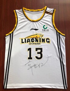 郭艾伦亲笔签名球衣