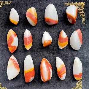 新疆三彩玉,鄯善戈壁滩地表原石,可做吊坠挂坠,色彩分明,质地