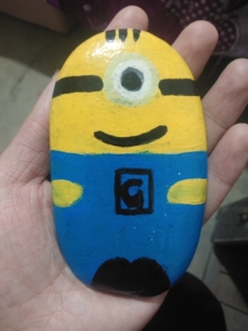 丙烯颜料画的鹅卵石画,石头外面有层透明保护漆,小黄人