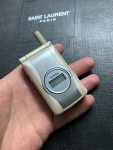 星王波导翻盖小手机,成色好,电池废了不能充电无法开机,配件摆