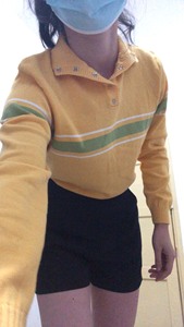 黄色薄款针织短款毛衣，之前是做打底穿在里面的，尺码S，平铺胸