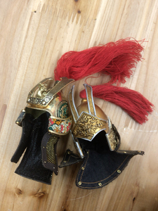 出303关羽两个头盔,都有瑕疵.