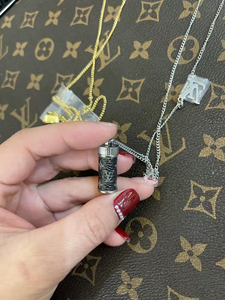 闲置转让闺蜜送的lv瓶子项链,lv老花皮香水瓶子吊坠毛衣链.
