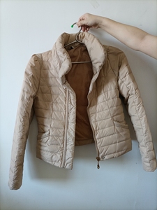 忘记牌子的短款羽绒服,家里清旧衣服,穿过几次,尺码见p3,有