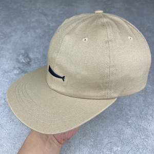 浅卡其色棒球帽