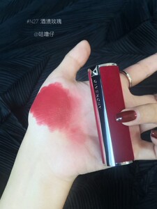 纪梵希新品红丝绒口红n27可甜可气质的酒渍玫瑰豆沙色,桃红调
