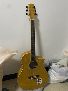 出一把泰拉斯吉他 些许磕碰 可刀 因为原来的袋子坏了 没有买