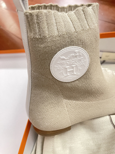 爱马仕 hermes 新款女鞋 袜子短靴 奶昔白 藏书章徽标