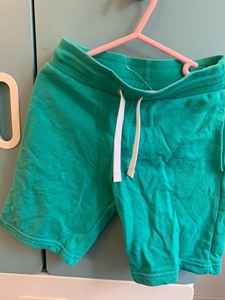 hm绿色全棉儿童裤五到六岁126 cm，裤子略有起球。¥5不