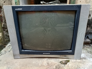 老式创维25寸彩色电视机,高压帽坏了,其他都完好.