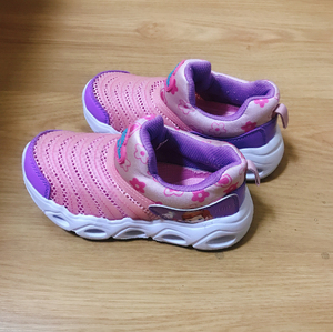 小孩子毛毛虫鞋