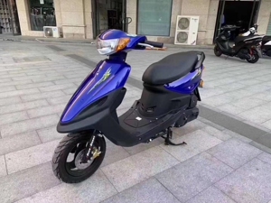 女士雅马哈摩托车.