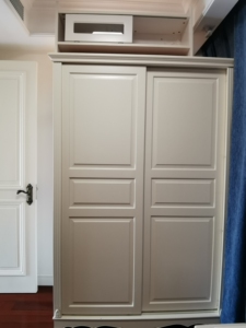 原价6800,现1500处理法式半实木白色1.6米滑门大衣柜